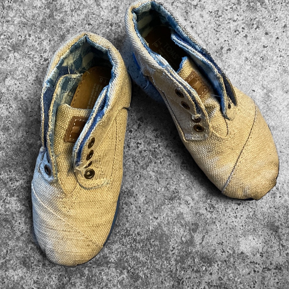 Toddler tan linen toms